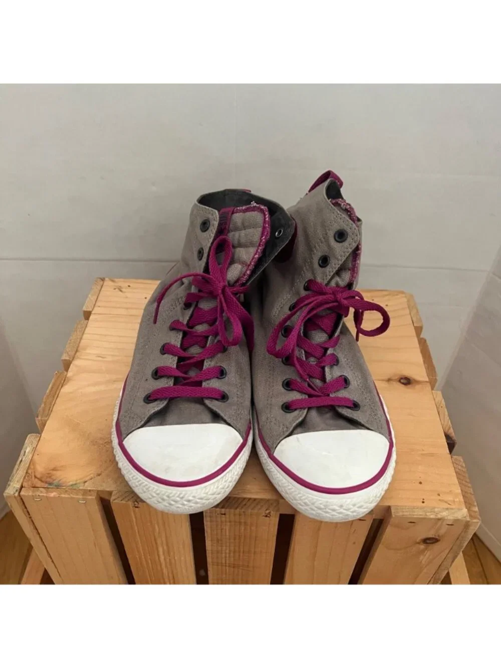Converse Size 6 Gray Pink Chuck Taylor All Star High Top Sneakers Retro Shoes